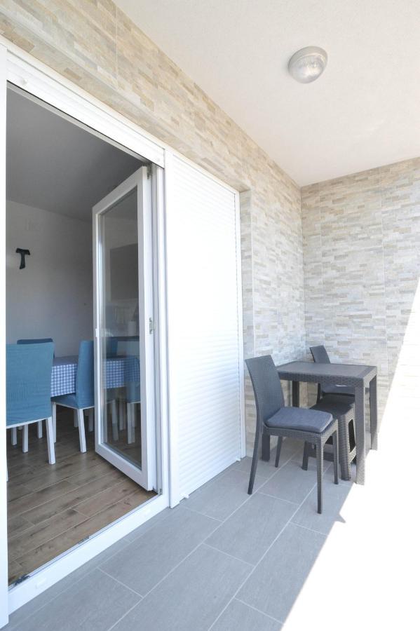 Apartmani Rebecca Vir Exterior foto